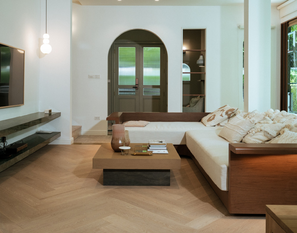 ห้องนั่งเล่นสไตล์มินิมอลกับพื้นไม้เอ็นจิเนียร์ลายก้างปลาโทน Natural Flat โอ๊คอ่อน ตัวอย่างการเลือกสีและลายพื้นไม้เอ็นจิเนียร์