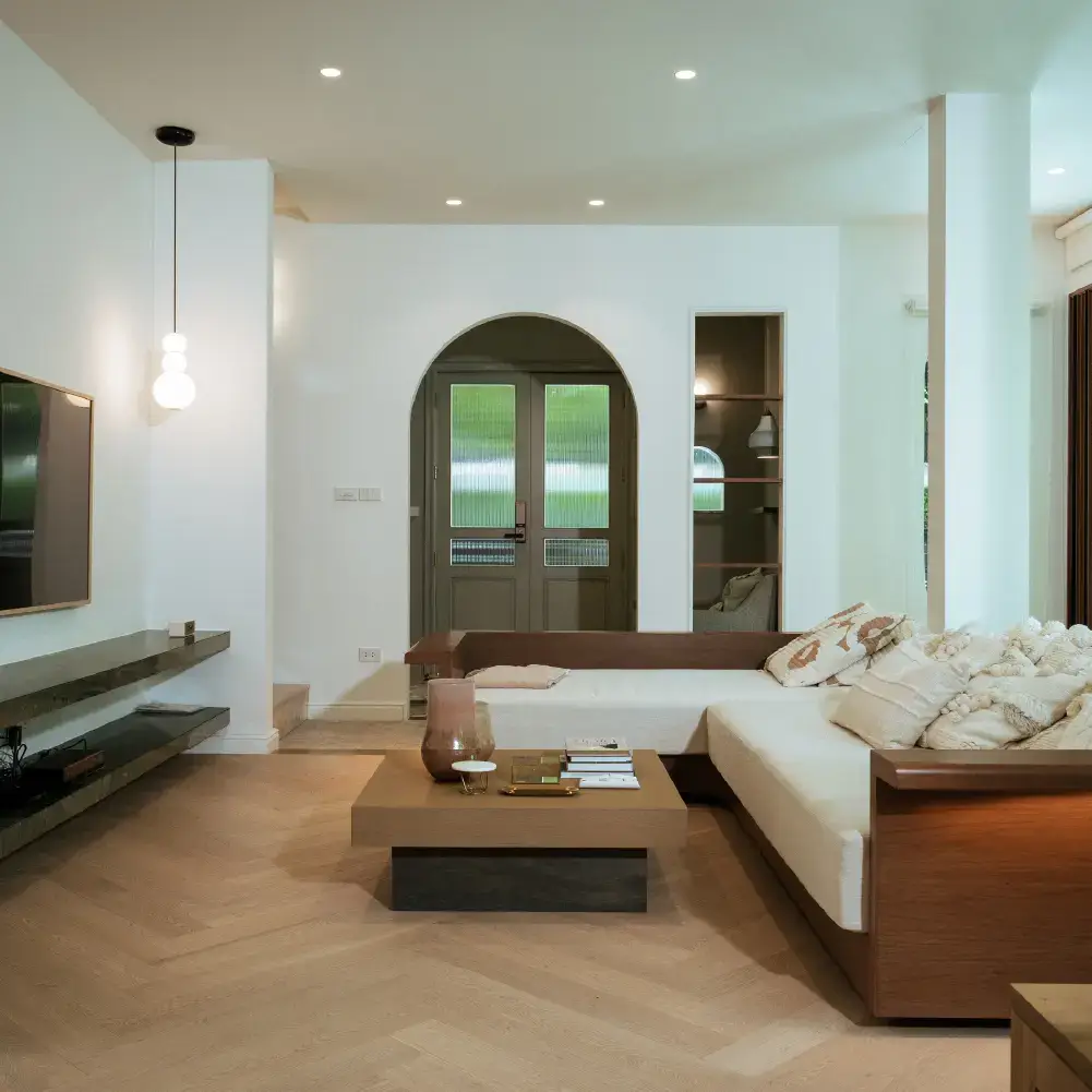 พื้นไม้เอ็นจิเนียร์สไตล์มินิมอลในห้องนั่งเล่น