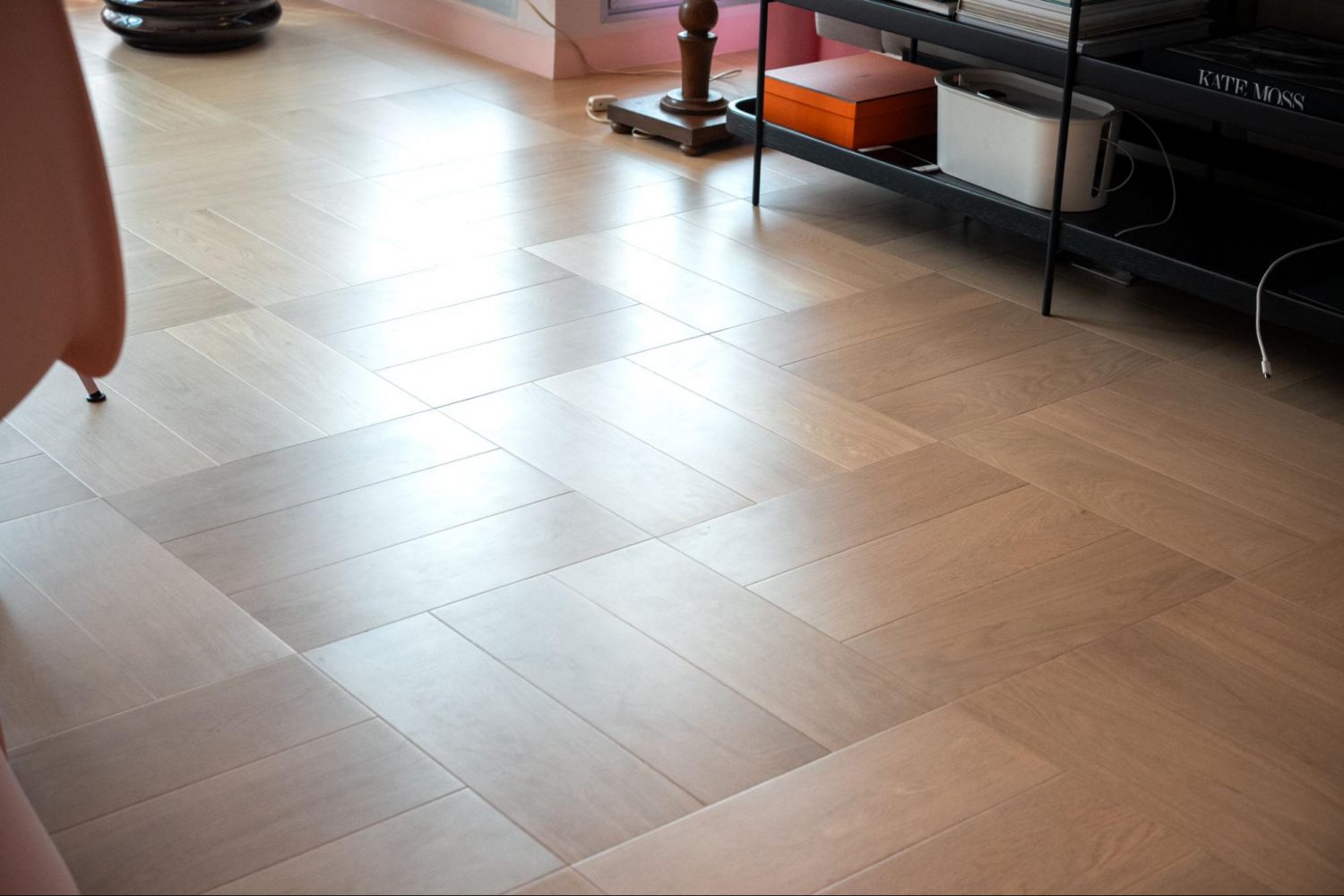 พื้นไม้เอ็นจิเนียร์ลายก่ออิฐ โทนไม้ธรรมชาติในบ้านสไตล์มินิมอล