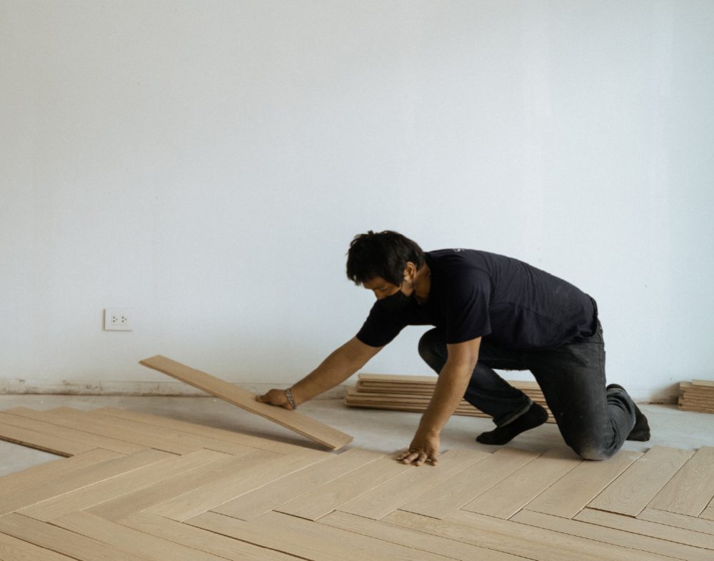วิธีติดตั้งพื้นไม้เอ็นจิเนียร์ ด้วยเทคนิค Dry-Lay จากช่างผู้ชำนาญ WoodDen