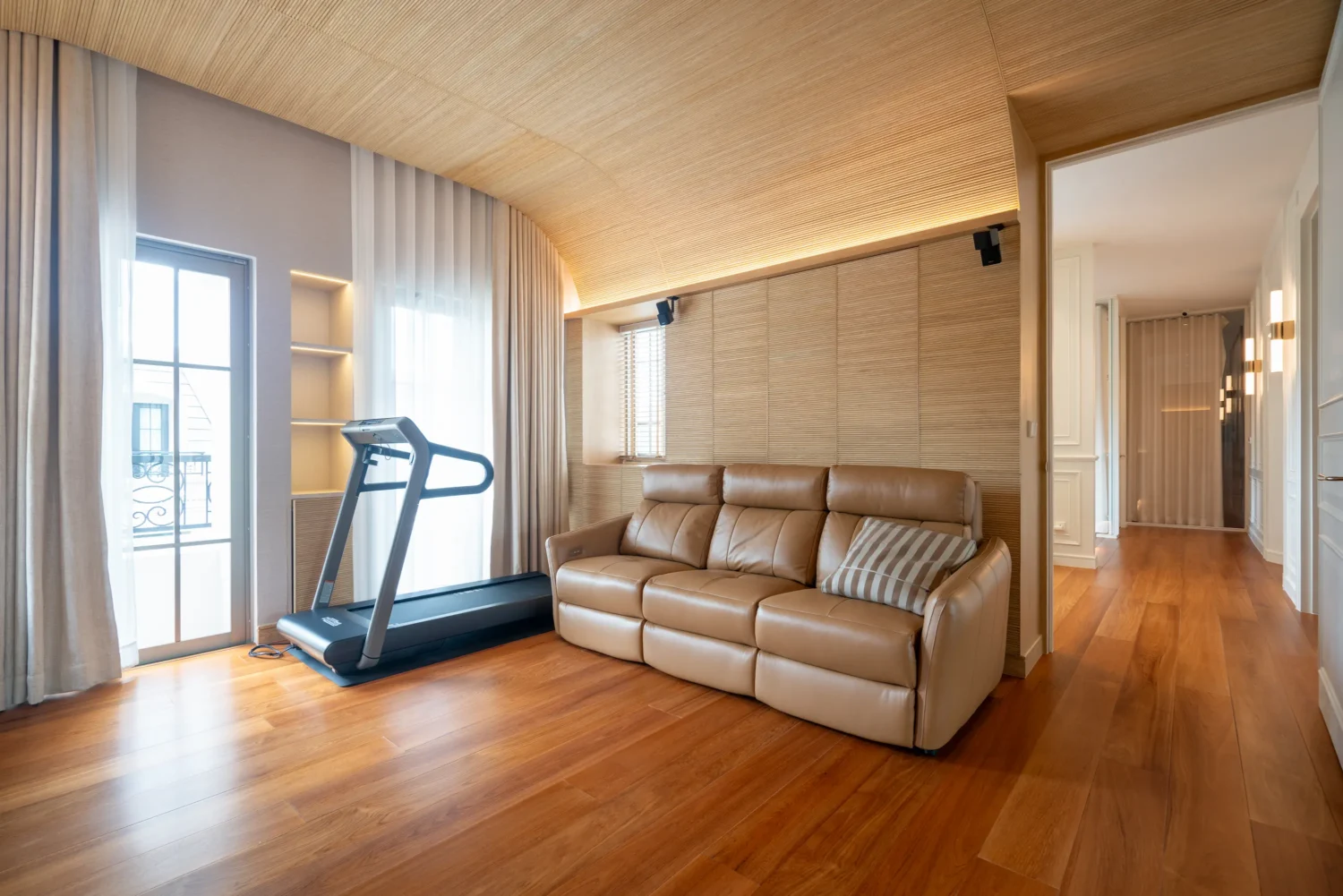 ไม้สักพม่า ดีไหม? พื้นไม้สักสีทองสวยงามและฝ้าเพดานระแนงไม้สัก ในห้องออกกำลังกายภายในบ้านที่ตกแต่งอย่างหรูหรา