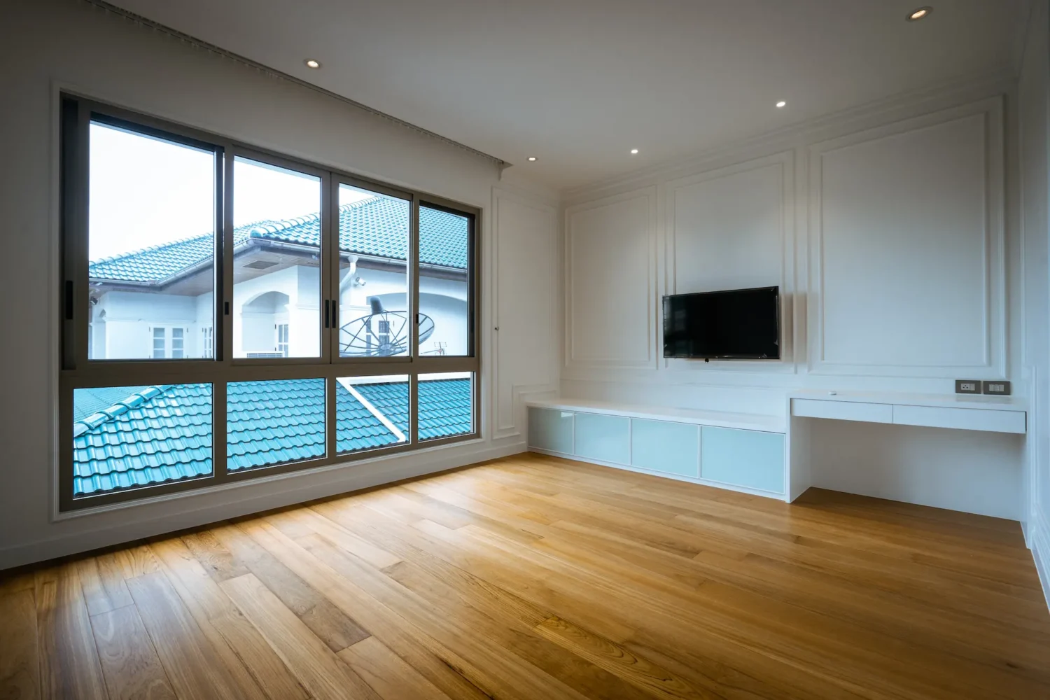 พื้นไม้สักพม่า ดีไหม ในห้องว่าง? ห้องตกแต่งสไตล์โมเดิร์นคลาสสิก ใช้พื้นไม้สักสีทองสว่างตัดกับผนังสีขาว และมีหน้าต่างบานใหญ่