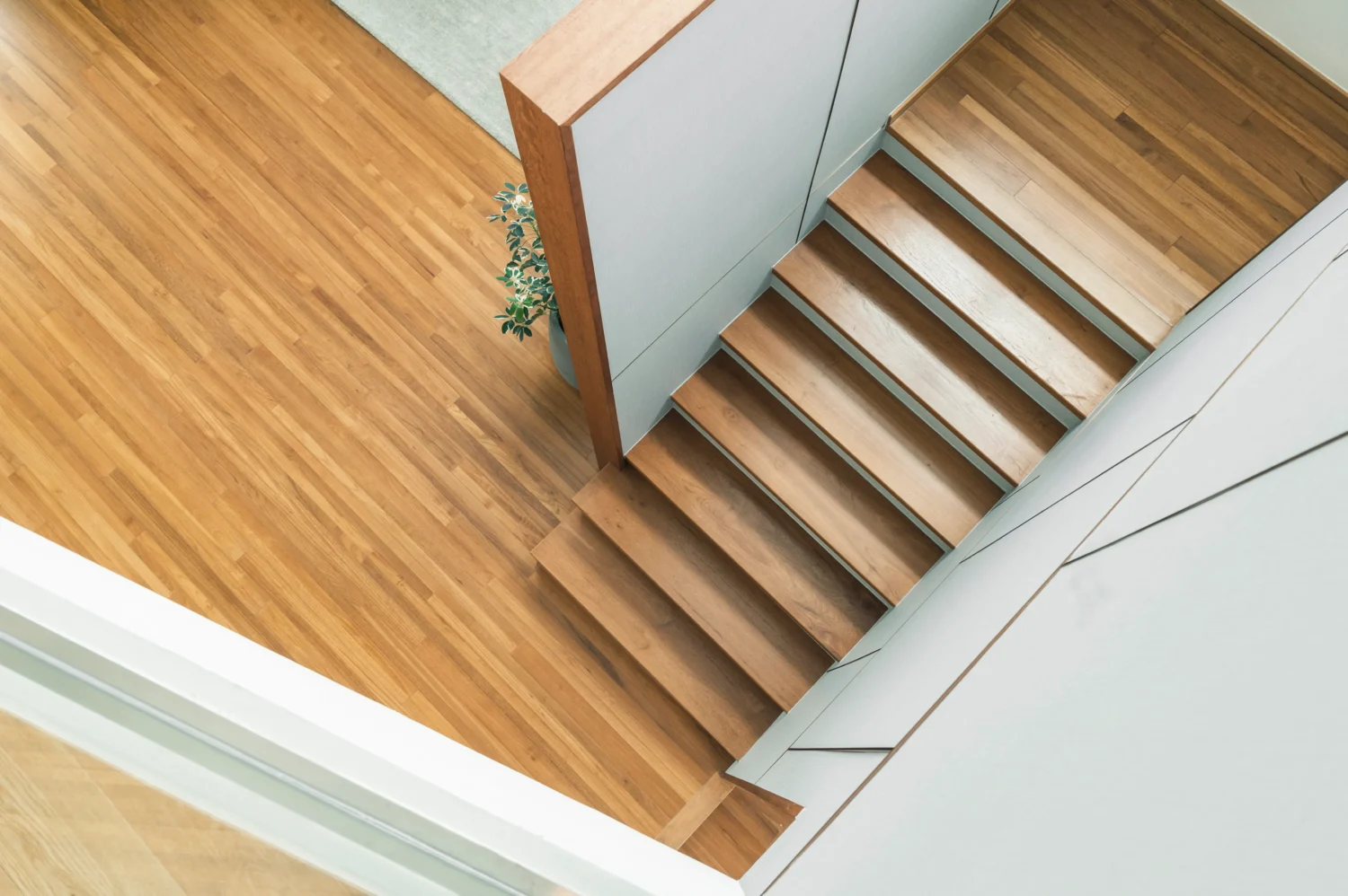 มุมมองจากด้านบน แสดงลวดลายธรรมชาติของพื้นไม้จริงบริเวณบันไดและโถงทางเดิน